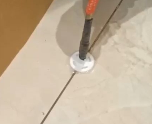浮山瓷砖空鼓维修公司专业解答瓷砖在铺贴过程中，如果没有涂抹均匀到位的粘结材料（如水泥砂浆或瓷砖胶），可能会导致以下问题